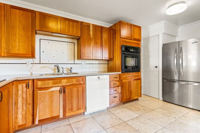 Building Photo - Beautiful 2 Bedroom Corner Unit on the Bea...