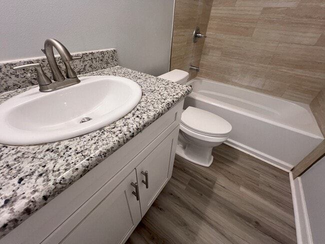 Building Photo - Must See! 1 bedroom, 1 bath apartment on H...