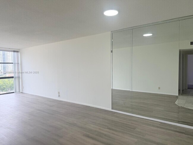 Building Photo - 800 Parkview Dr