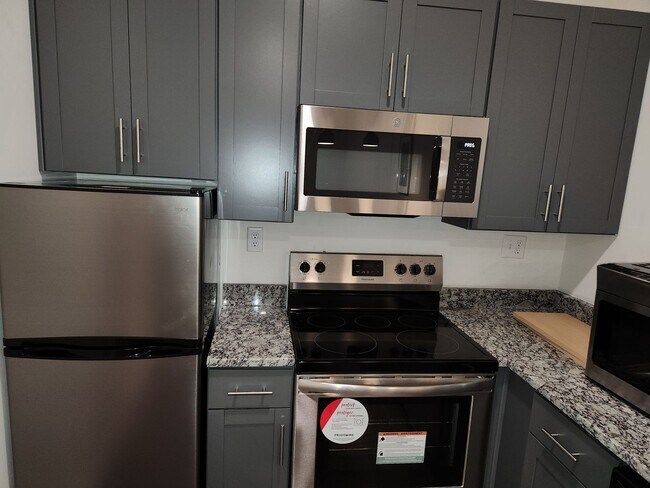 Building Photo - Blackstone-Convenient to Fort Pickett-Loft...