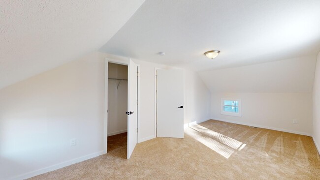 Building Photo - IMMACULATE - Clark / Fulton Area - 3 Bedro...