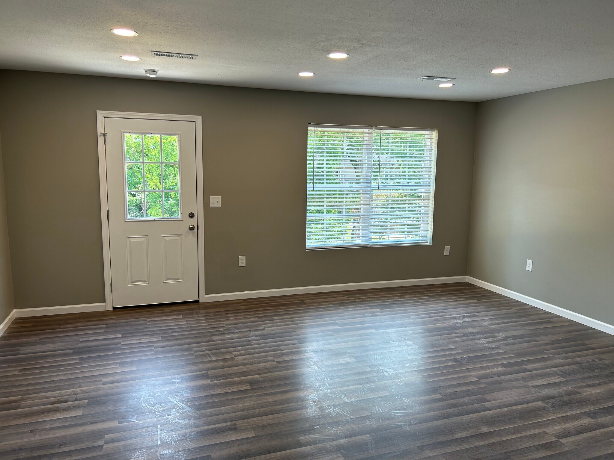 Building Photo - 252 Keswick Dr