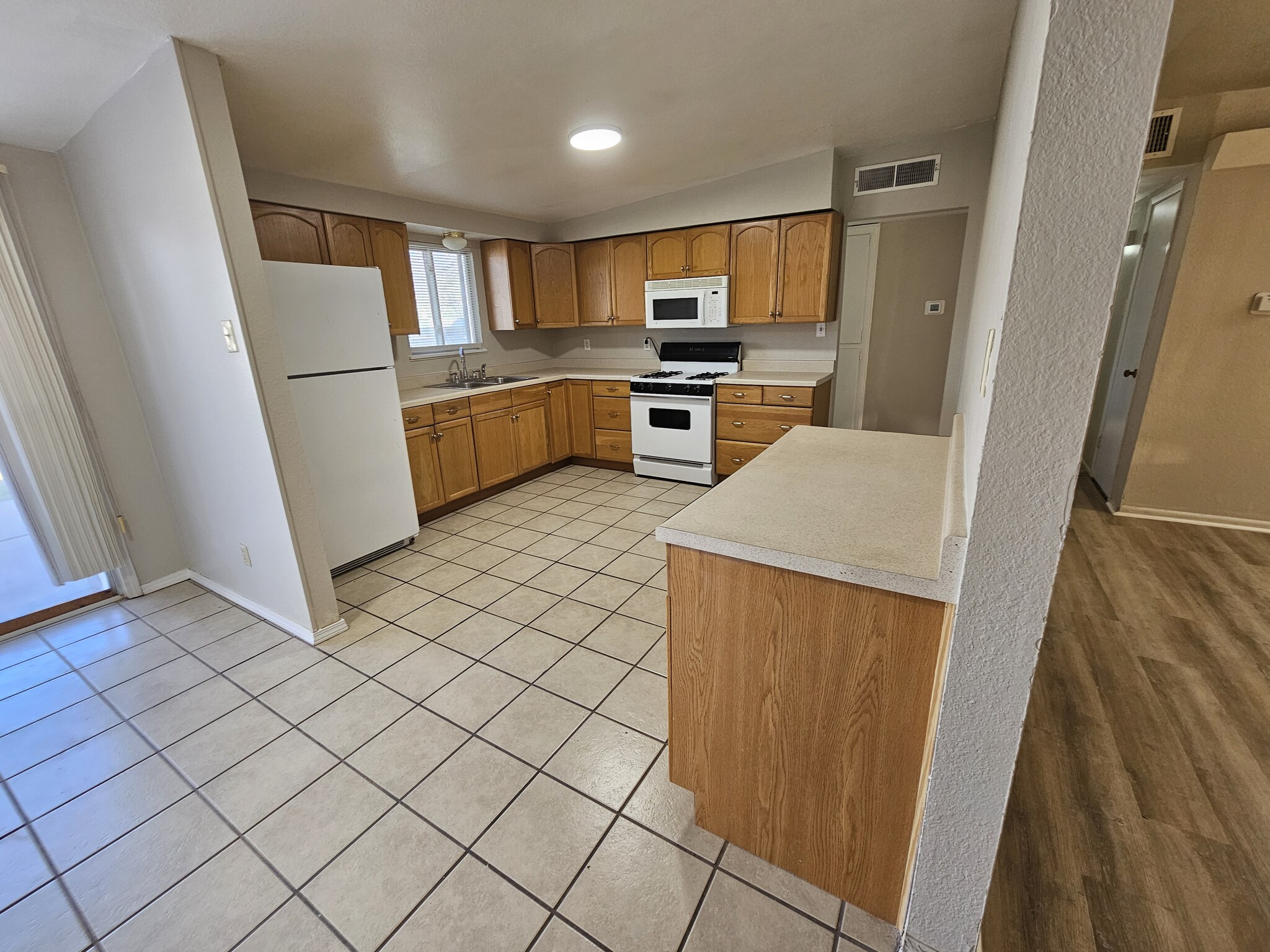 Huge kitchen area with dining room - 2805 Emerald Dr