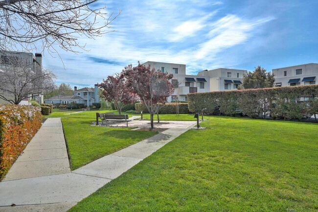 Building Photo - 530 Shorebird Cir