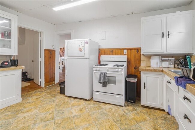 Building Photo - 212 W North St