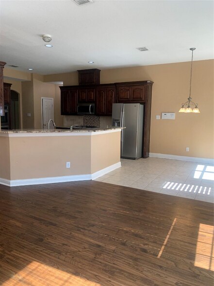 Building Photo - 9101 Forest Hills Dr