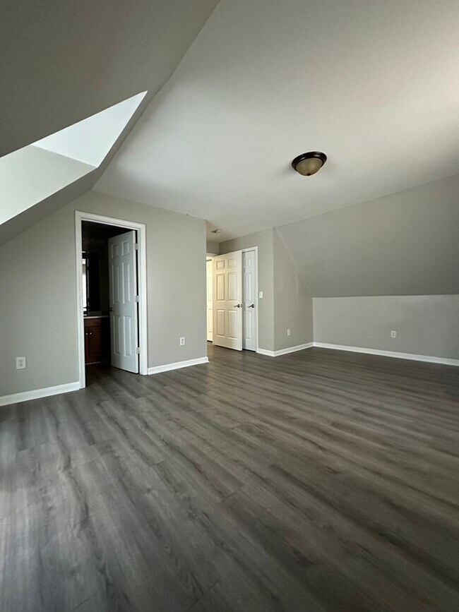 Building Photo - Large 4 bedroom home near Campus- Pre Lease for August 1st 2026