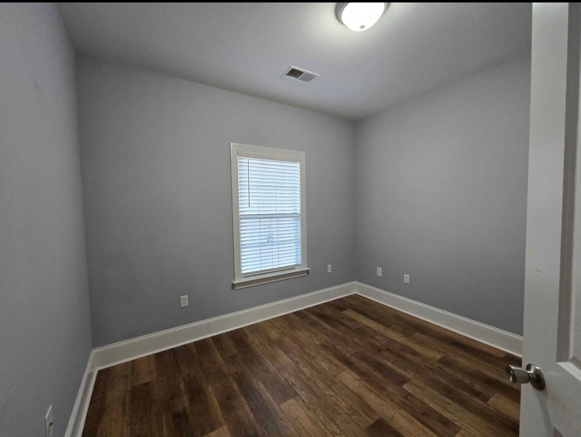 Building Photo - 118 Birch N Coppice Dr