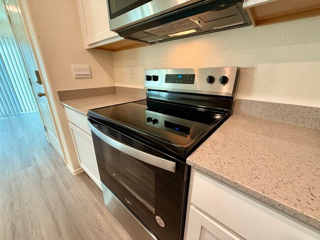 Building Photo - New Townhome for Rent in the Highly Desirable Southwest Area!