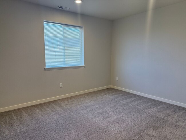 Building Photo - Stunning 4 Bedroom Townhome - $500 SPECIAL MOVE IN CREDIT