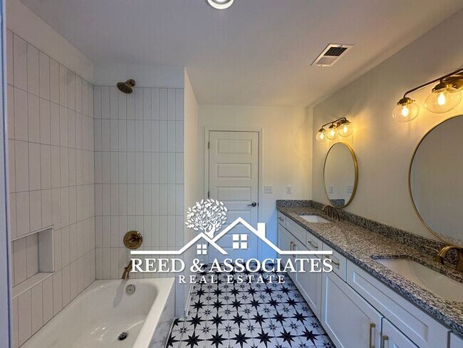 Building Photo - Newly Built Property with Convenient Midto...