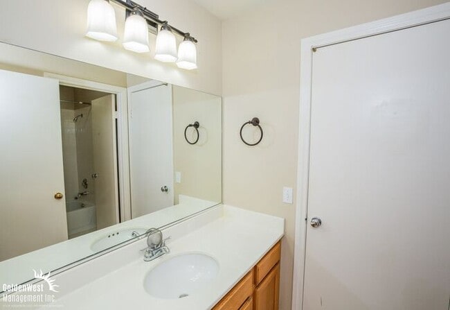 Building Photo - Lovely 3Bdm 2.5Ba Two-Story Home in the Heart of Summerlin!