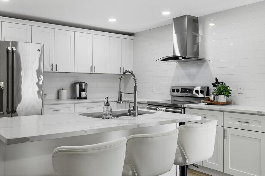 Building Photo - 2410 W Bruneau Pl