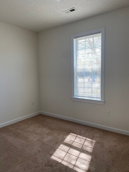 Building Photo - 3302 Whitlock Dr N
