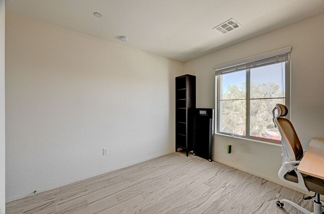 Building Photo - Stunning Southern Highlands three bedroom!