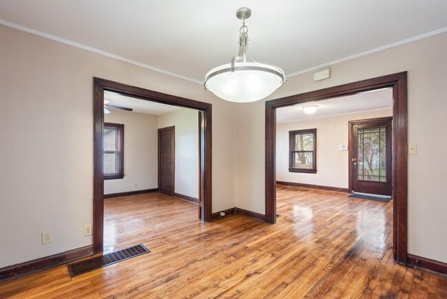 Building Photo - 4021 Porter Ave