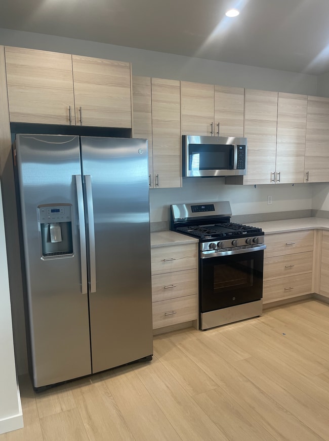 Building Photo - 3 bed/2.5 bathroom Townhouse