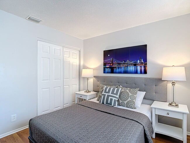 Building Photo - 2 BEDROOM 1 BATH APARTMENT HOME LOCATED IN ST. PETERSBURG, FL
