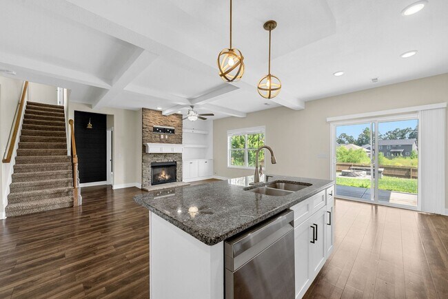 Building Photo - Pet Friendly Three Bedroom with Bonus!