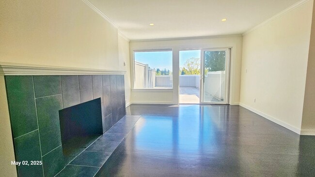 Building Photo - 3 Bed, 2 Bath Apartment in Prime Roosevelt...