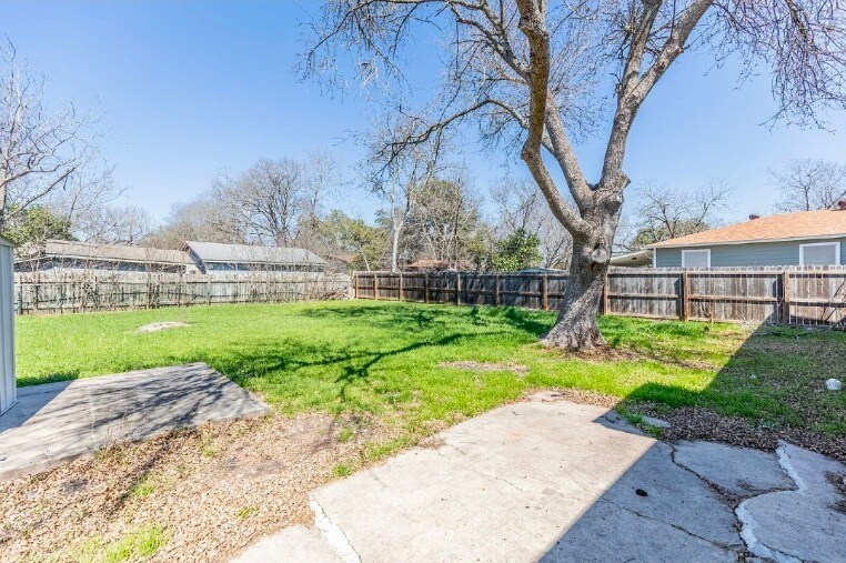 Building Photo - 215 Legion Dr W