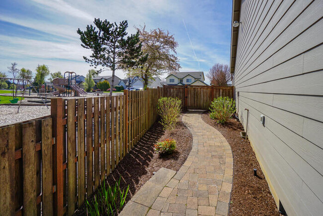 Building Photo - BEAUIFUL RAMBLER IN SOUTHVIEW HEIGHTS