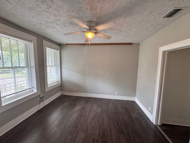Building Photo - HALF OFF FIRST MONTHS RENT SPECIAL!!