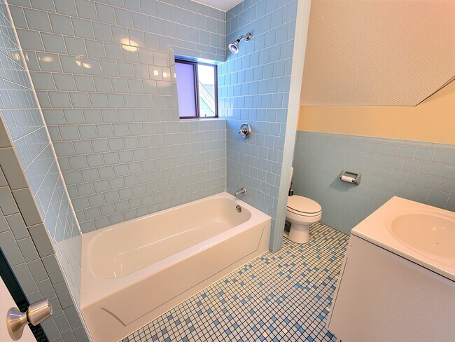 Building Photo - 10 Harvard St