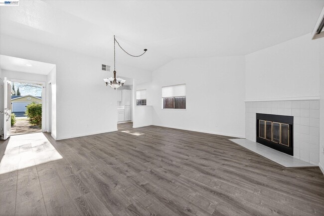 Building Photo - 2032 Newport Dr