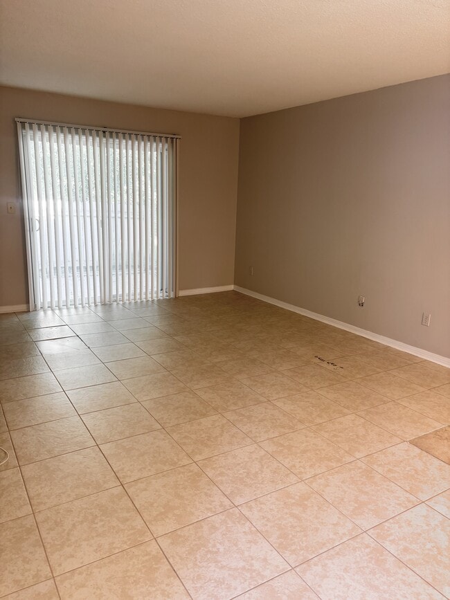 Building Photo - 8180 Stonebrook Dr