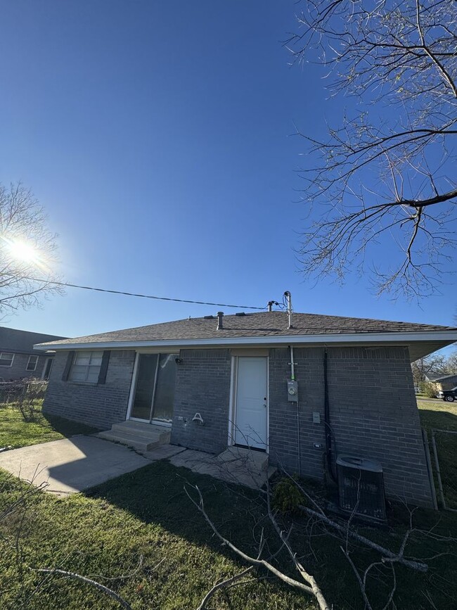 Building Photo - In Town 3 Bedroom 1 Bath House