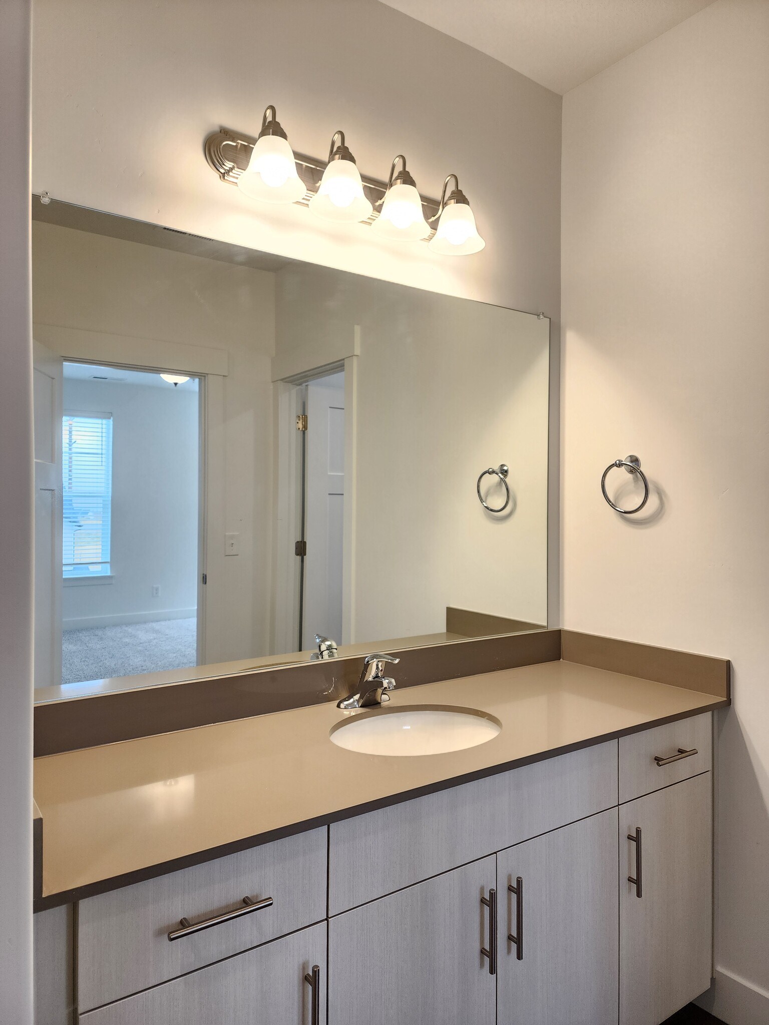 Building Photo - 4735 S Alder Dr