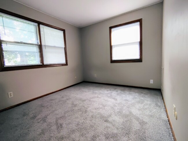 Building Photo - 664 E 12th St