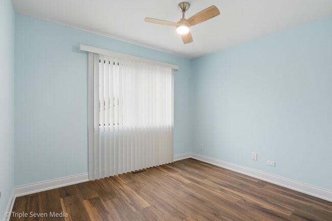 Building Photo - 777 E Golfview Dr