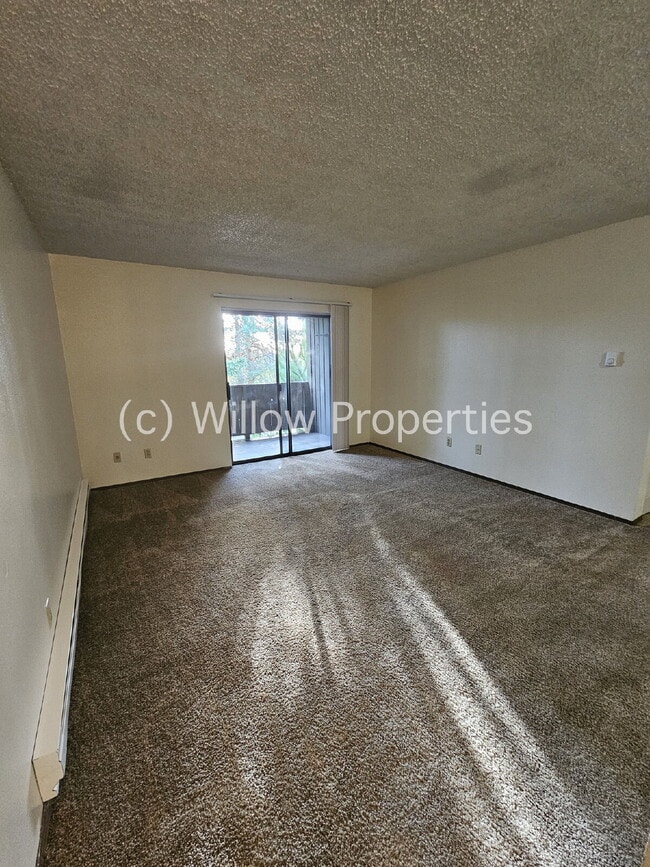 Building Photo - Two Bedroom Condo in North Tacoma