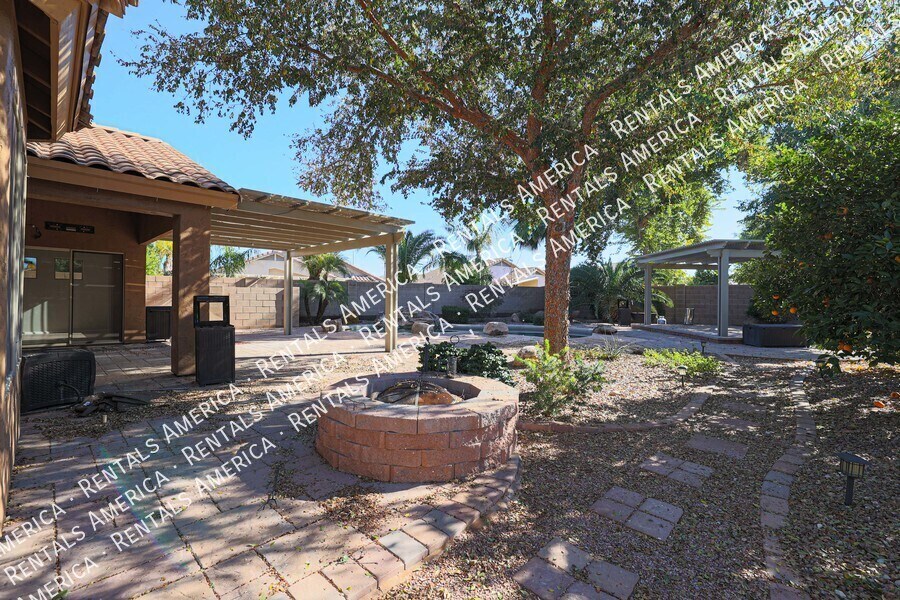 Building Photo - 703 W Canary Way