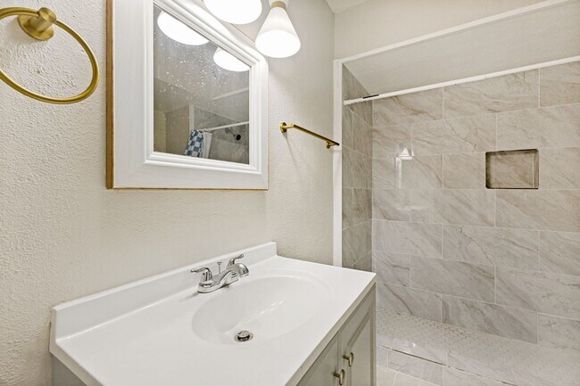 Building Photo - Spacious Home in Pleasant Grove – Convenient Location Near Dining, Parks & Shopping!