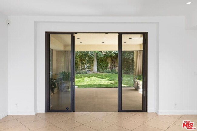 Building Photo - 1121 La Collina Dr