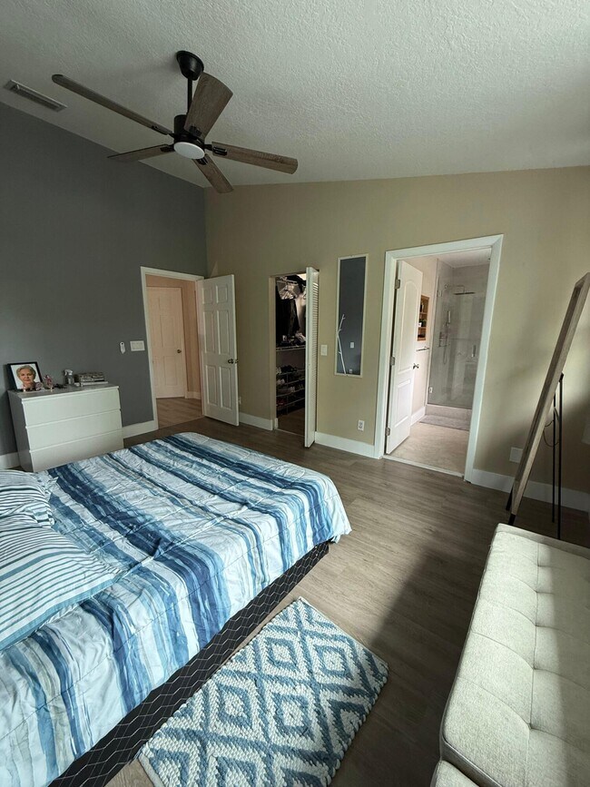 Building Photo - 1120 W Lakes Dr