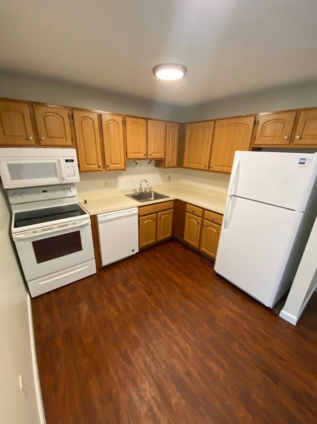Building Photo - 2 Bedroom Apartment for Rent in Rochester, NH!