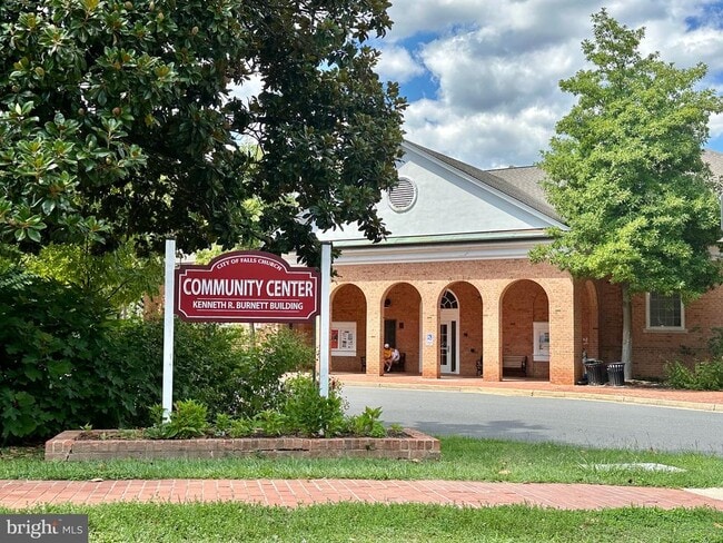 Building Photo - 411 Hampton Ct