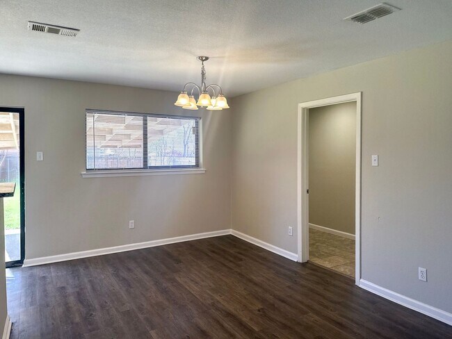 Building Photo - 4 Bedroom / 2.5 Bath Home