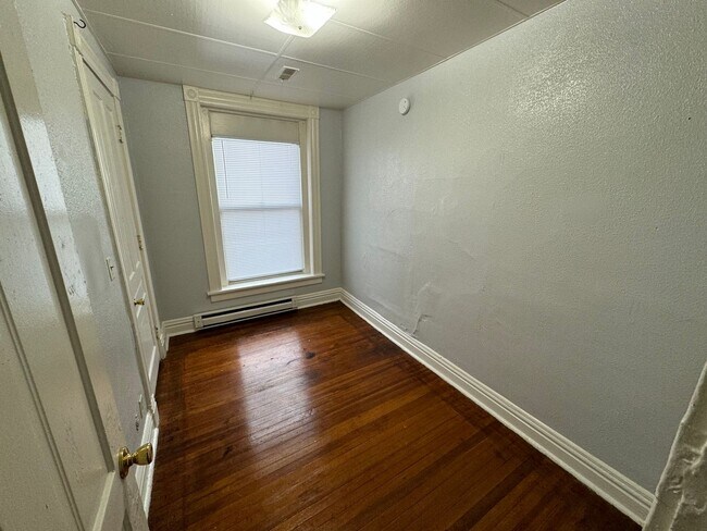 Building Photo - 432 W 3rd St