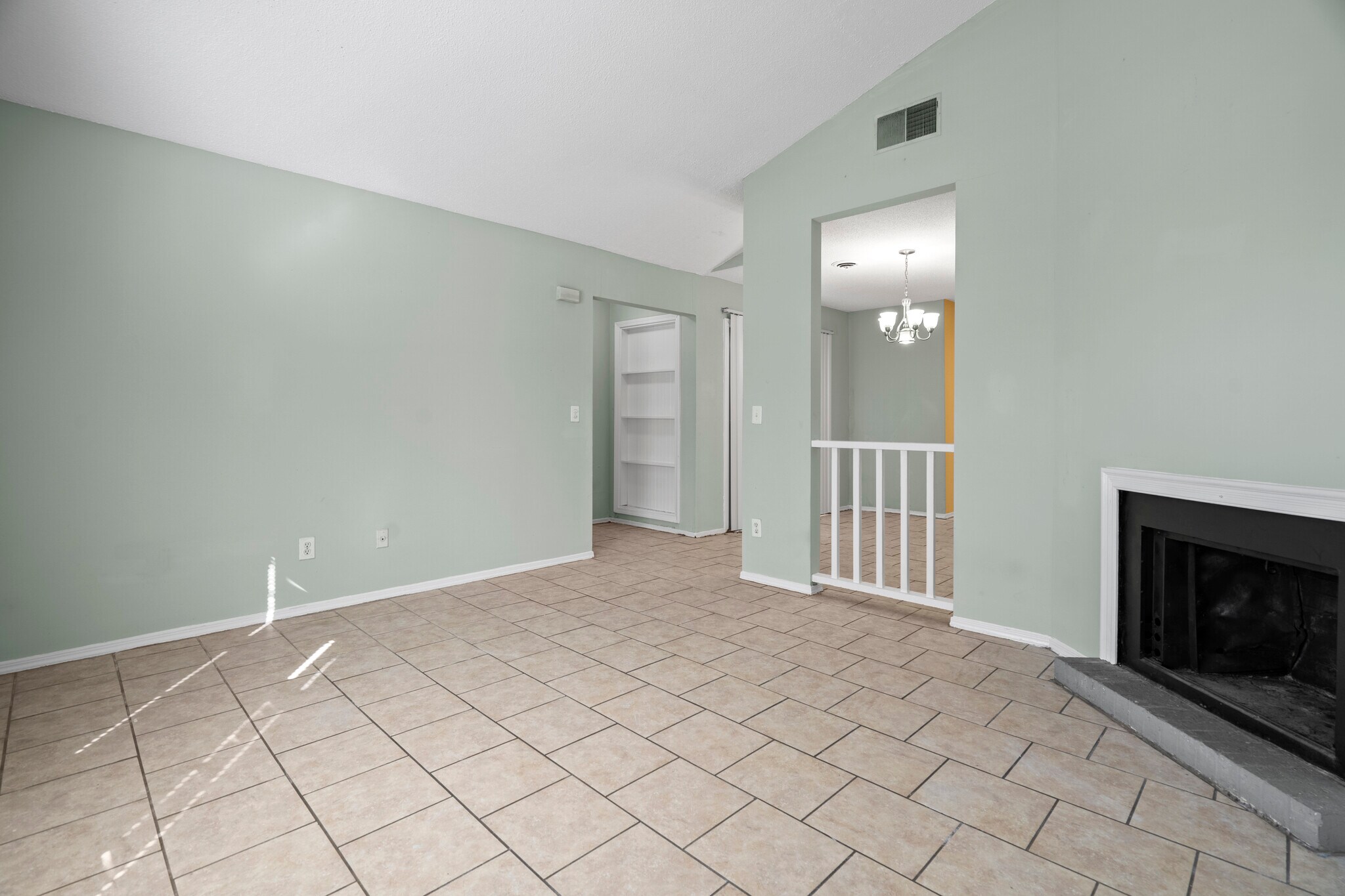 Building Photo - 2231 Woodridge Ln
