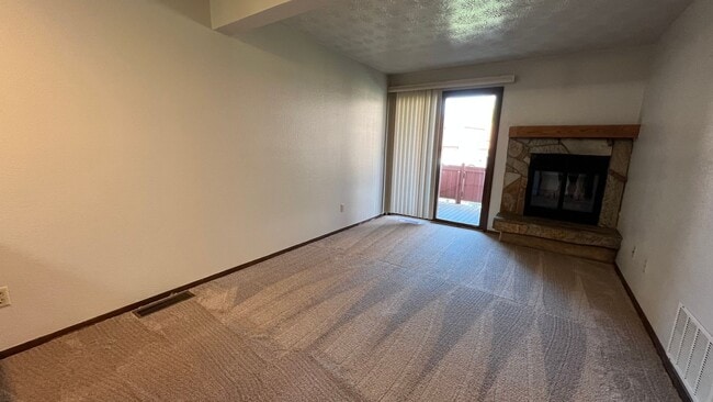 Building Photo - 1 Bedroom Condo in Independence Park w/Garage and Washer/Dryer! Call Today!