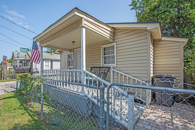 Primary Photo - 2063 Arbutus Ave