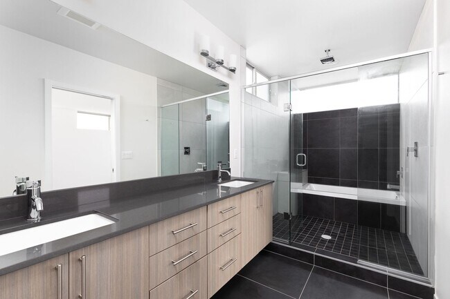 Building Photo - Bright 3 BR 2.5 BA Ballard Townhome