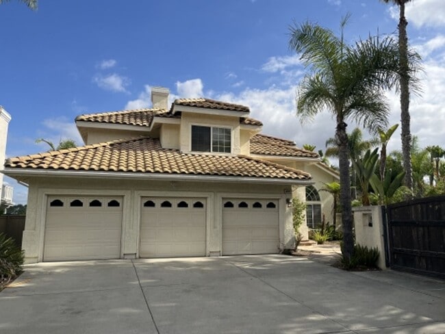 Building Photo - Stunning 4 bedroom Home with a Pool locate...