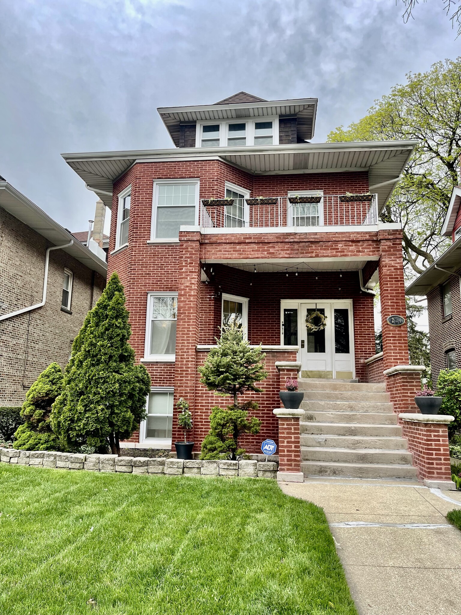 Front Exterior - 224 N Austin Blvd