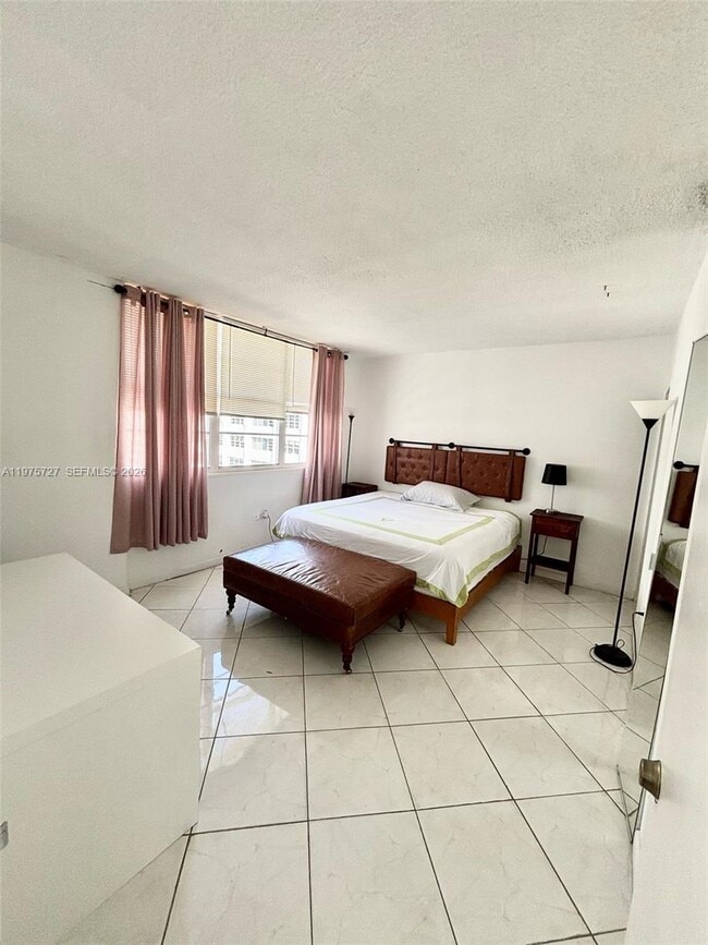 Building Photo - 905 Brickell Bay Dr